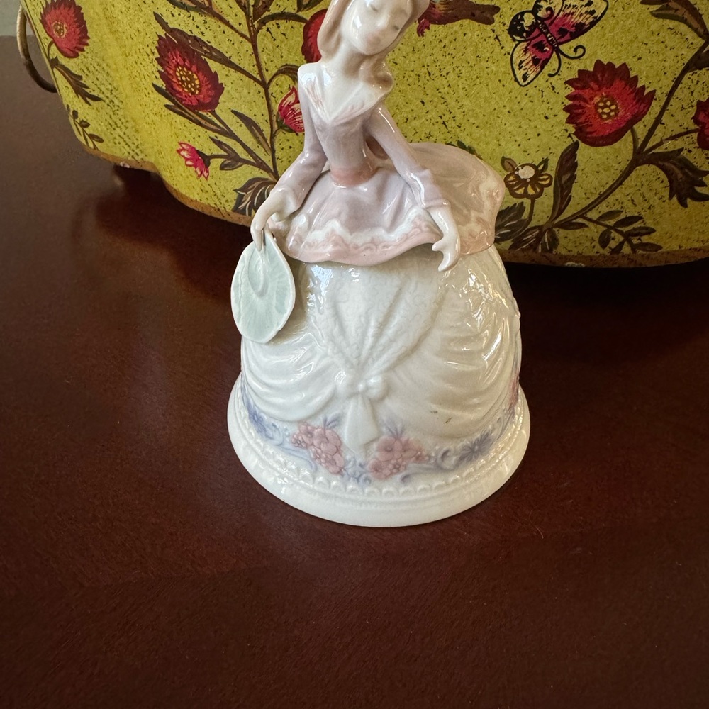 Lladro Lady Figurine in Pink and Cream - Picture 5 of 12
